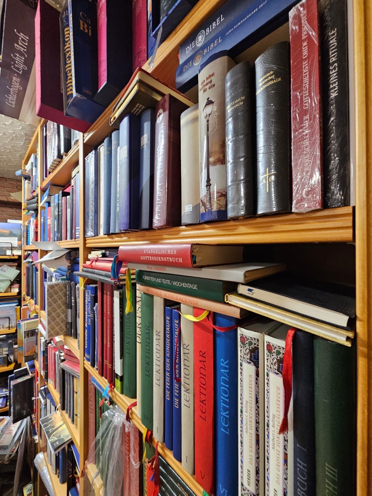 Regal mit Bibeln, Lektionaren und liturgischer Fachliteratur im Lager der Buchhandlung Jörg Hennig